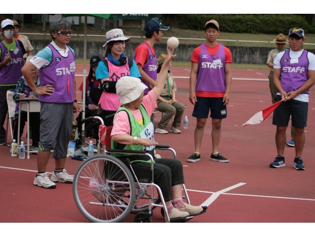 ソフトボール投げの様子です
