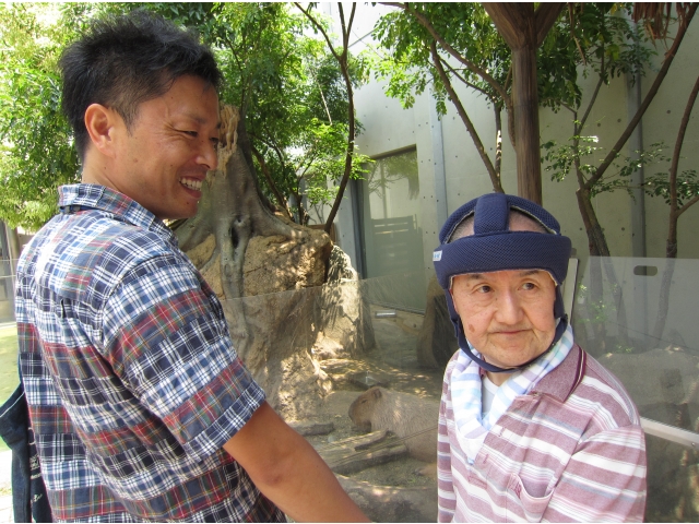 カピバラと撮ってます。わかるかな？