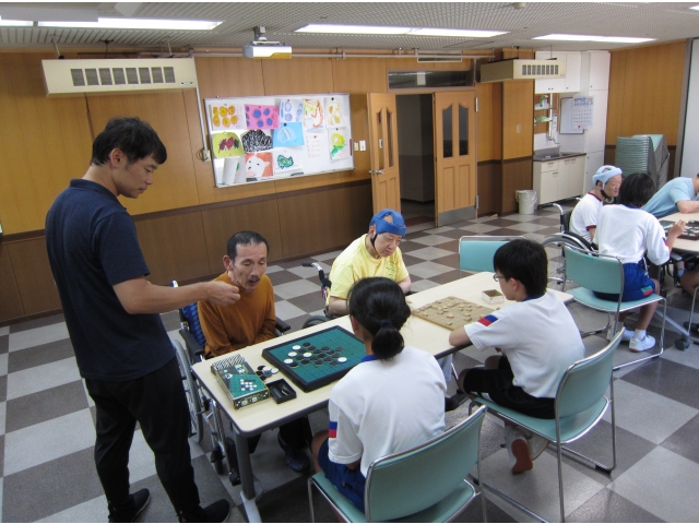 はなのきの里のオセロ王と
対戦中