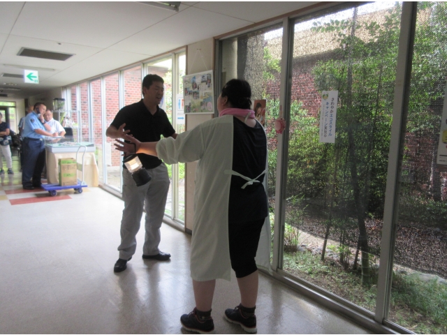 不審者が「男を出せ！」とブレーキの壊れたダンプカーのように侵入です！