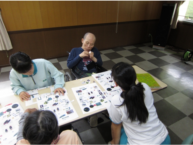 見本を見ながらパーツを　
貼り付けていきます