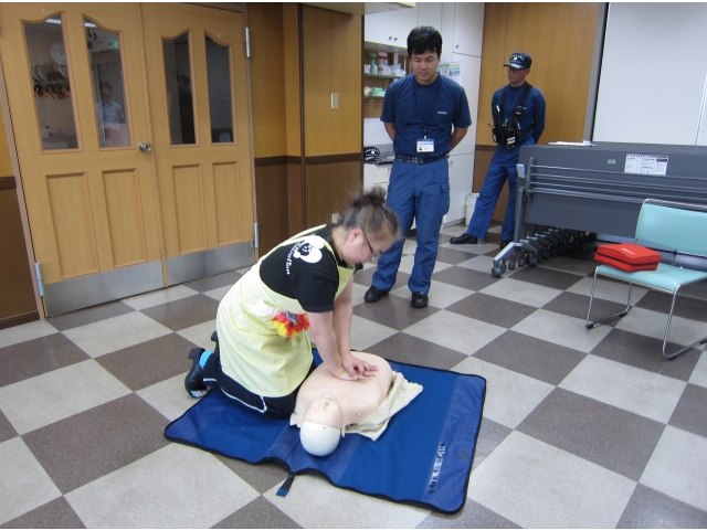 胸骨圧迫は止めないこと！