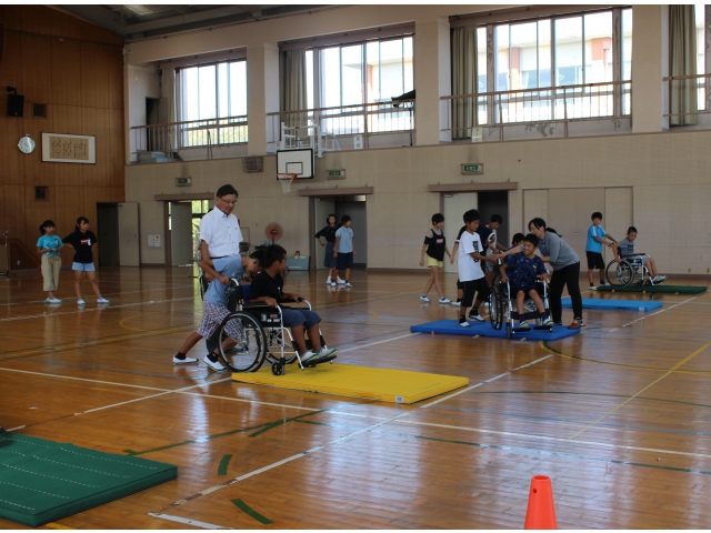 車椅子体験もしっかり
やりましたよ！