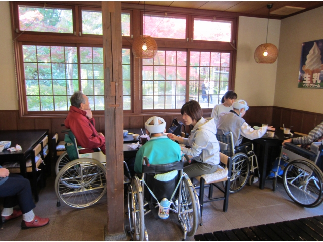 紅葉のきれいな席でお茶タイム♪