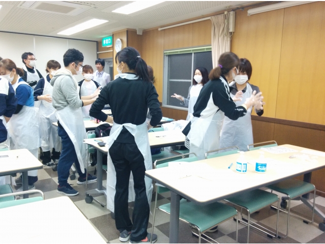 エプロンの着脱実践中