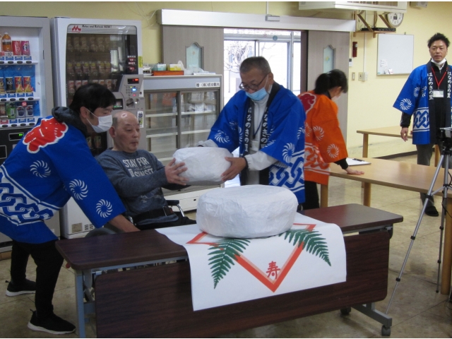 餅つき会の時に
大鏡餅を仕上げるよ～！