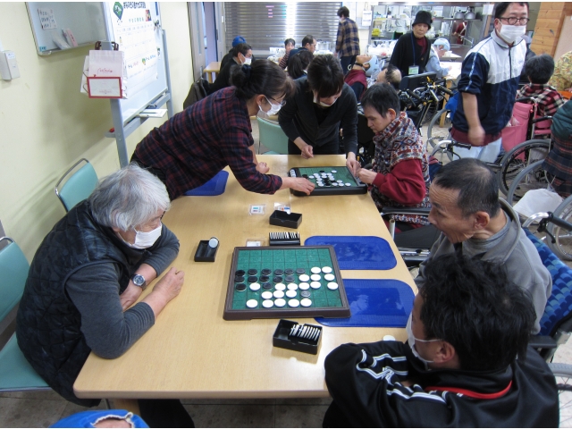 利用者とボランティアで対戦となるよう配慮して…