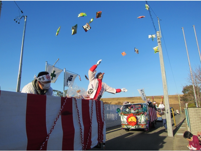振る舞い菓子が
宙を舞う～＼(^o^)／