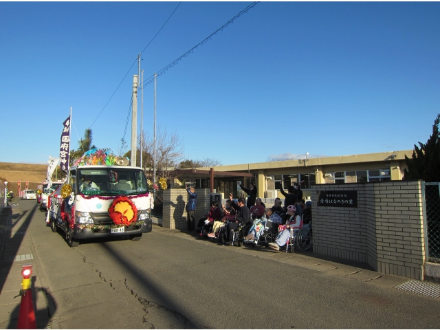 冷たい風もなんのその！
熱烈！パレードお出迎え～！