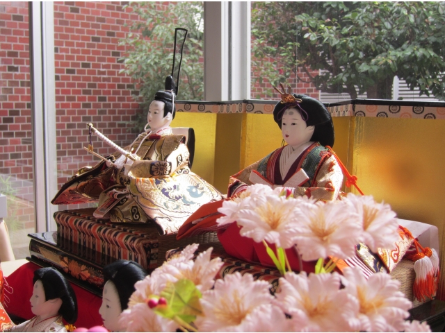 ひな人形を玄関先に飾り
春の訪れを感じて・・・