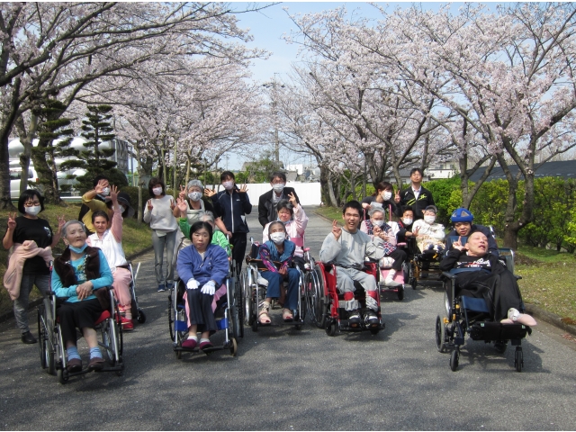 桜をバックに
ハイ！チーズ✌