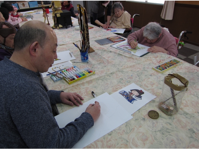 見本を見ながら
描きすすめる方も・・・