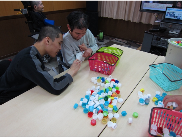 汚れのひどいキャップは
こっちのカゴにね！
