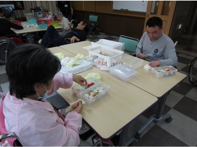 洗ったキャップの
水気を取ります！