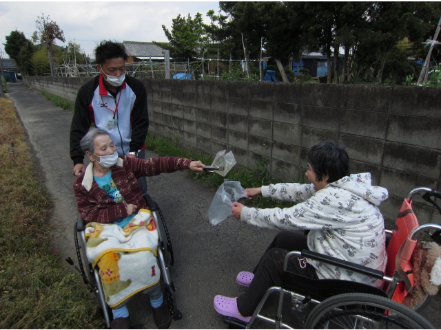 協力しながら
ゴミ拾い