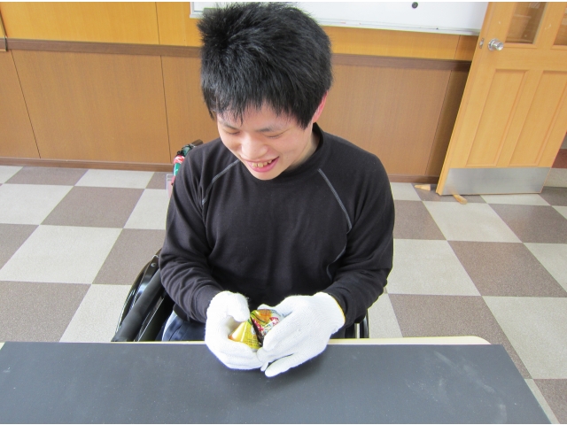 素手で潰す強者も！！