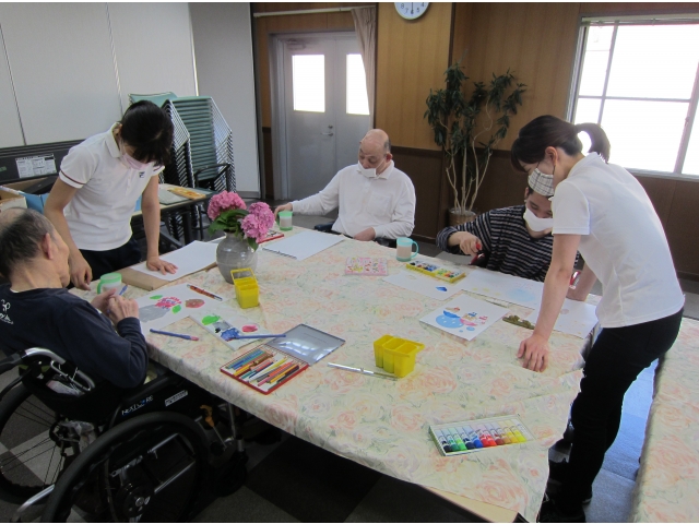 塗り絵や水彩画を
楽しみました！