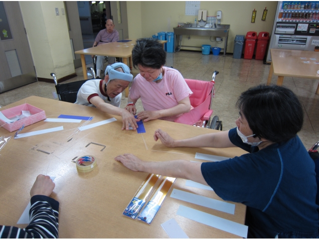 みんなで協力して
七夕飾りを準備