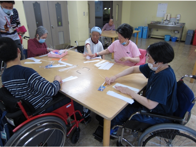 紙縒りを短冊に
貼り付けました