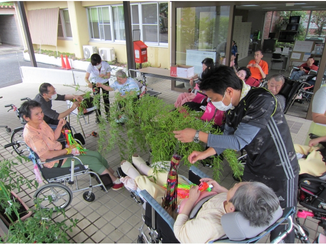 みんなでワイワイ飾りつけ