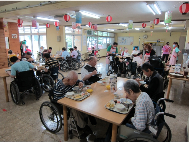 みんなでワイワイ。お食事タイム