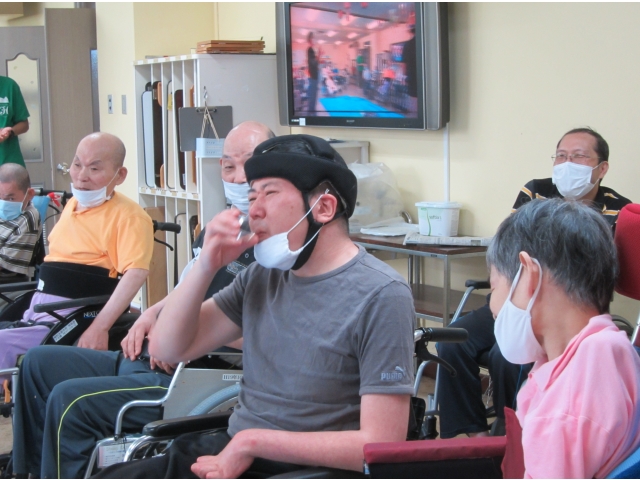 苦いお茶を毒味。良い表情です！