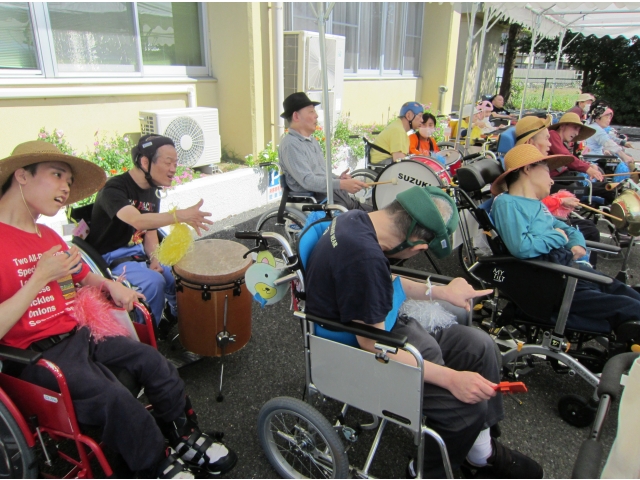 頑張って演奏します