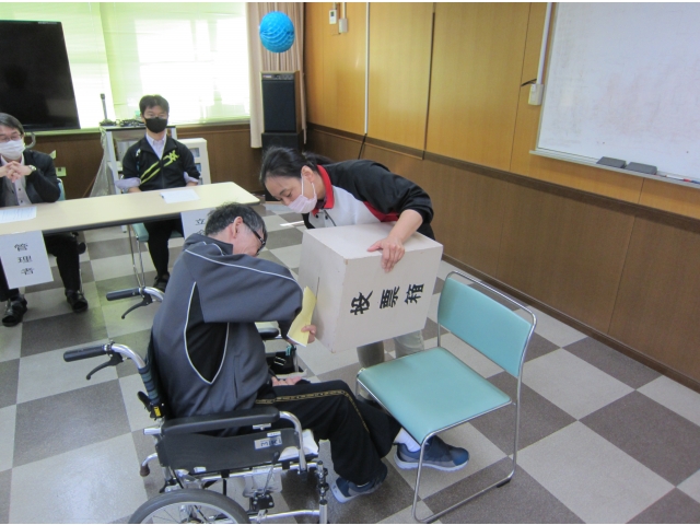 ご自分で投票箱へ