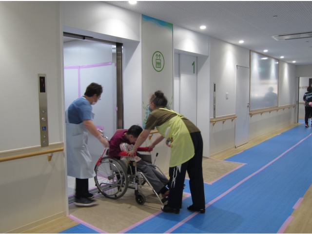 エレベータで2階へ