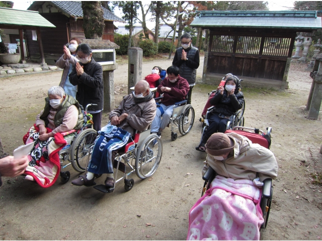 皆さんで手を合わせました。