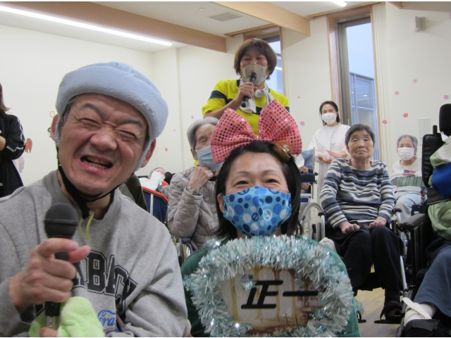 職員も一緒に歌っちゃいます