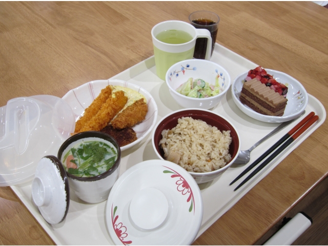 豪華な食事に舌鼓