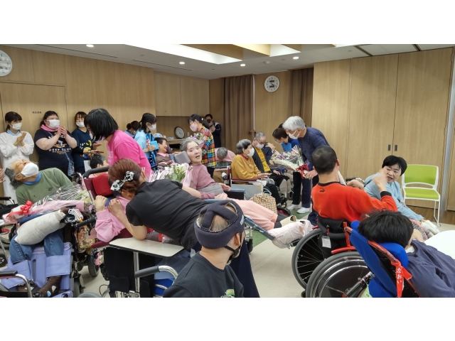 皆さんから花束贈呈