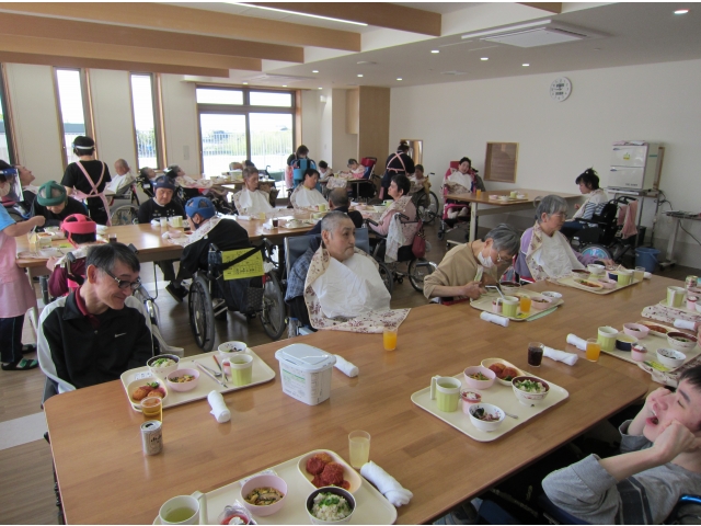 おいしい料理を前に生唾　ごっくん…
