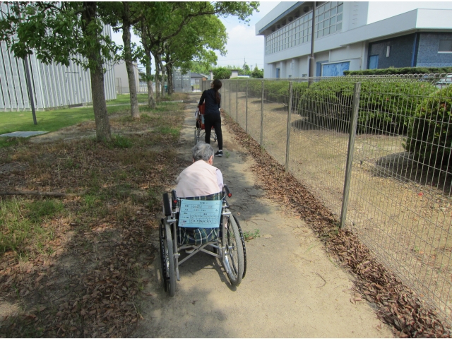 施設裏側は意外とゴミが・・。