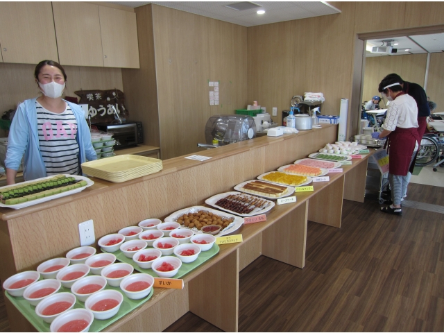 カウンターには美女とおやつ♪