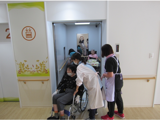 ２階の食堂へお進み下さい