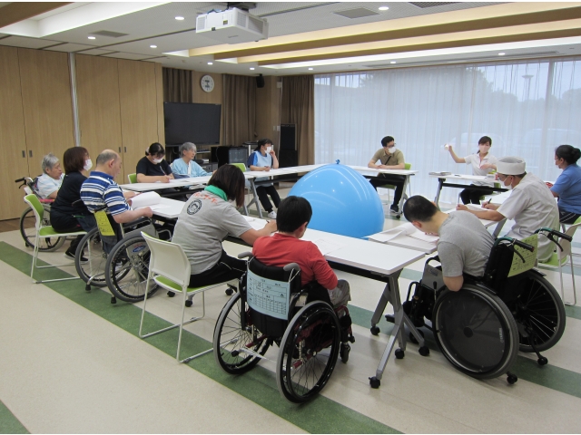 真ん中の巨大風船が気になります…