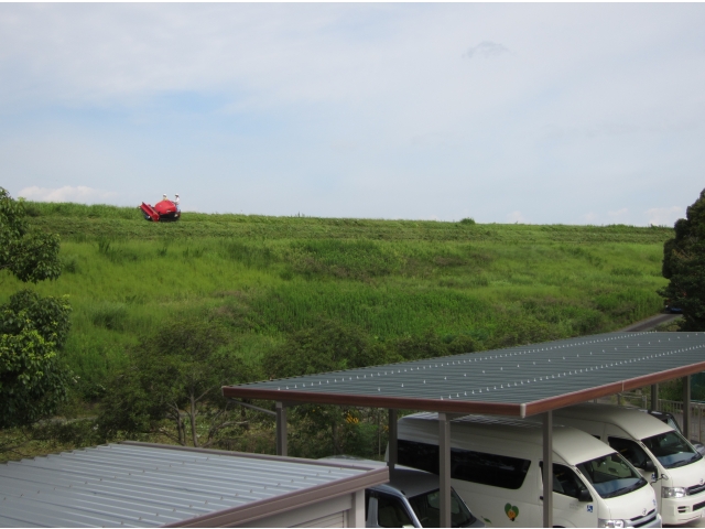 堤防除草に欠かせない搭乗式機械除草機！