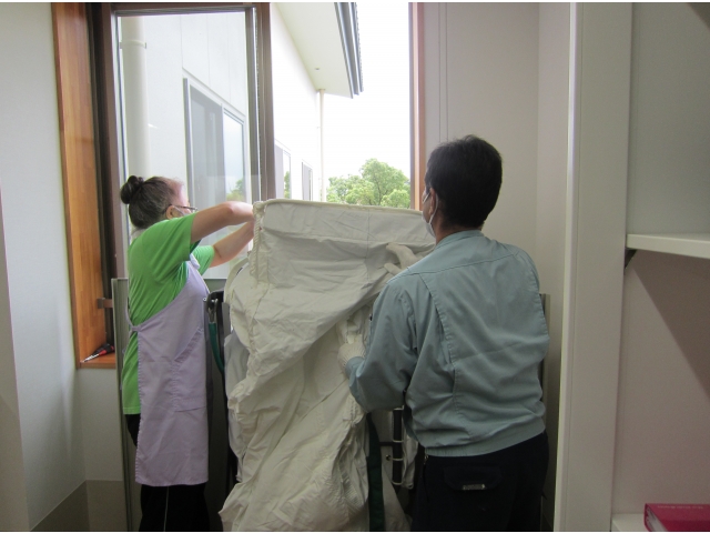 避難滑り台設置準備