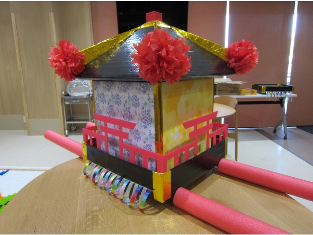 エリアカラーに彩られたこだわりの段ボール御神輿