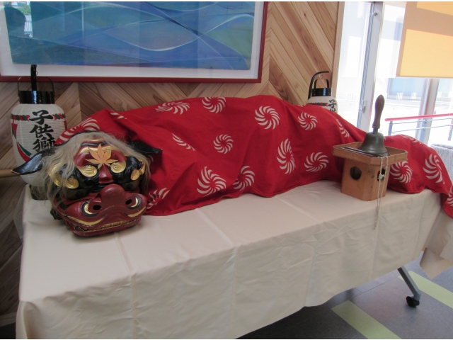 お獅子は玄関ホールでスタンバイ中