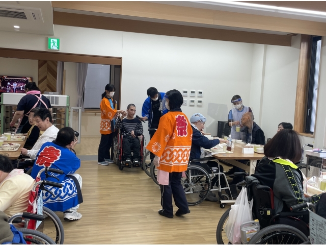 乾杯の音頭をとって食事会スタート