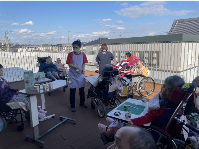 ２階ではテラスでデザートタイム！