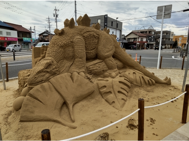 恐竜の砂像迫力満点！！