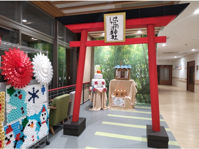 みなさん、鳥居の大きさにびっくり！背景も含め、はなのきのワクワクさんのこだわり半端ない…