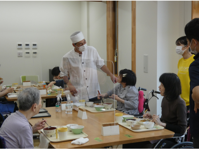 調理師さんから食事の説明を👀