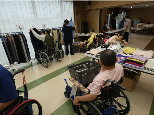 陳列された商品を順番に見て回ります。