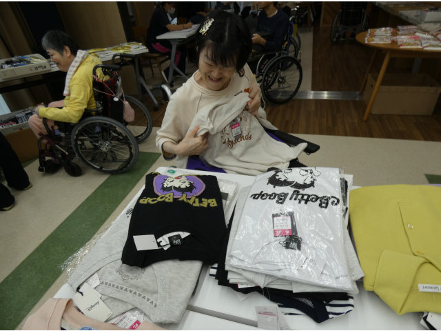 実際に触って肌触りを確かめます👕