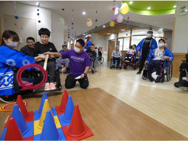 棒を利用して投げます！